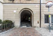 Portone d'accesso al Chiostro del Duomo in via San Albuino 2